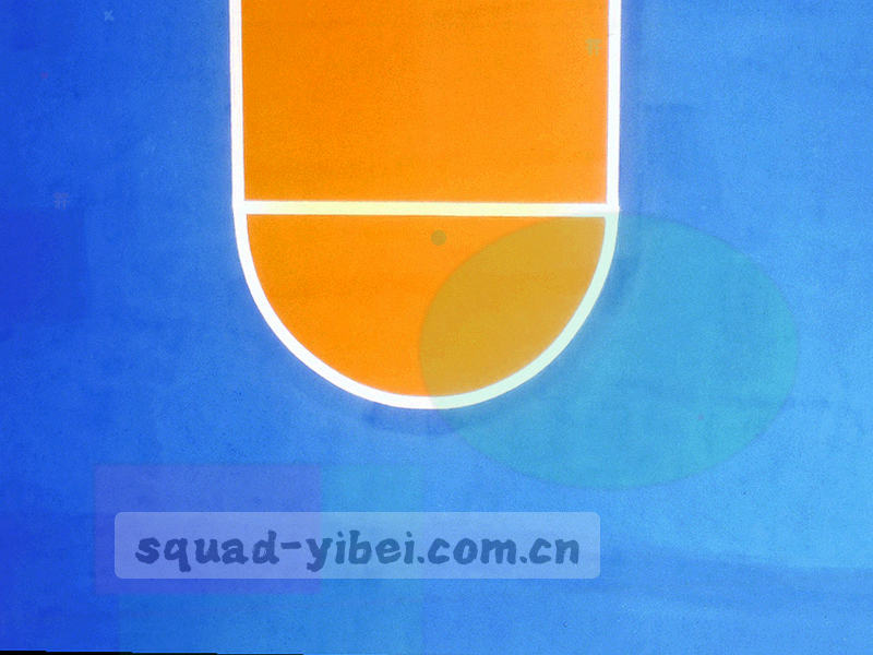 多台并排的深色屏幕显示表格与时间轴示意，键盘与笔记本边缘入画，画面中没有人脸